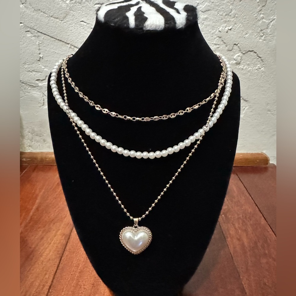 Elegant multilayer necklace with Pearl and Gold Heart pendent